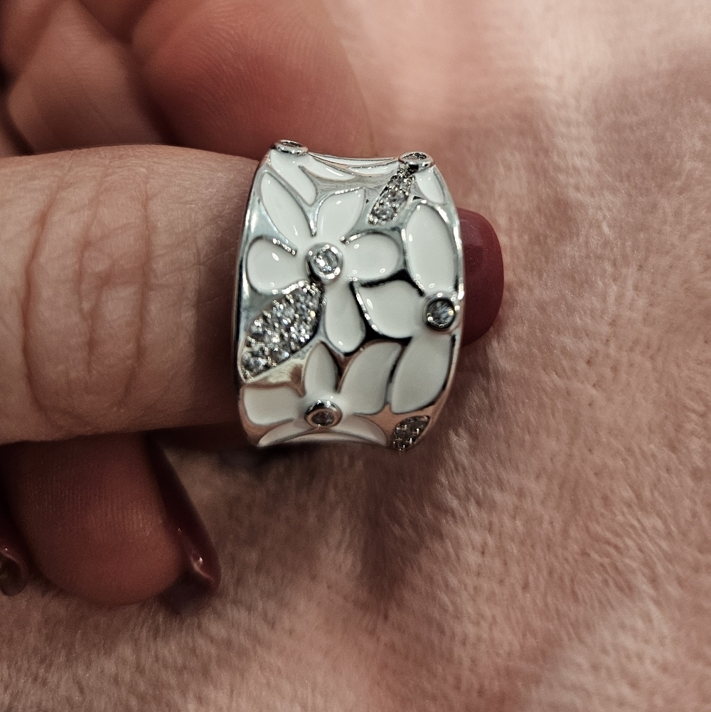 NEW Enamel Flower Ring | Cubic Zirconia - Pink Or White | Size 7 or 8 - Picture 5 of 11